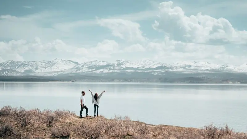 Paar am See – Symbol für neuen Start in die Beziehung im Kurs Liebe ohne Kampf