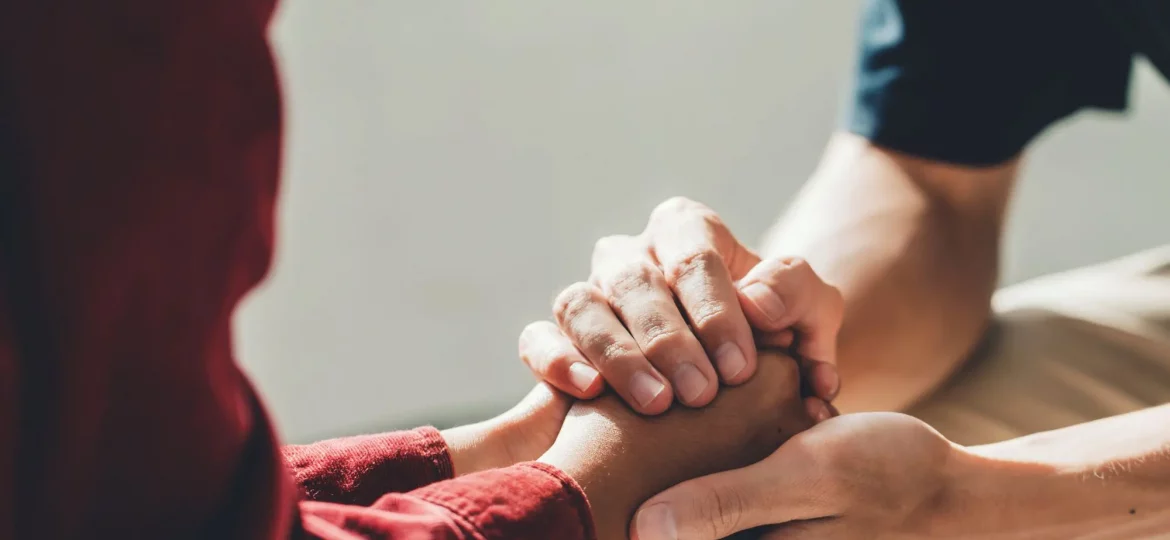Ein Paar hält sich an den Händen – Symbol für Vertrauen wieder aufbauen nach Enttäuschung in der Beziehung