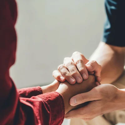 Ein Paar hält sich an den Händen – Symbol für Vertrauen wieder aufbauen nach Enttäuschung in der Beziehung
