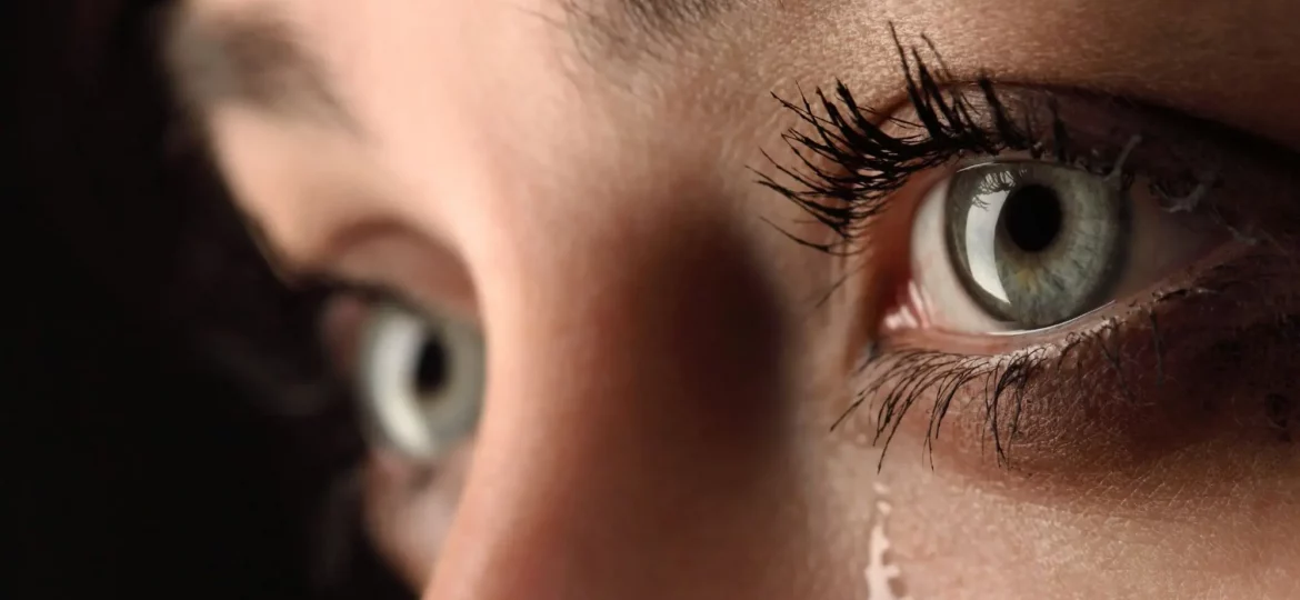 Nahaufnahme eines Gesichts mit Träne – Warum wir weinen und wie Tränen Beziehungen heilen können.