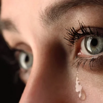 Nahaufnahme eines Gesichts mit Träne – Warum wir weinen und wie Tränen Beziehungen heilen können.