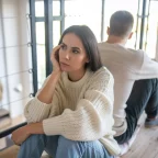 Paar sitzt nach Streit Rücken an Rücken und erlebt emotionales Gefühlschaos in der Beziehung