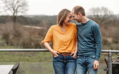 Die Paarberater von Paartherapie Dahlmanns stehen nebeneinander und sind mit ihren Gesichtern ganz nach beieinander.